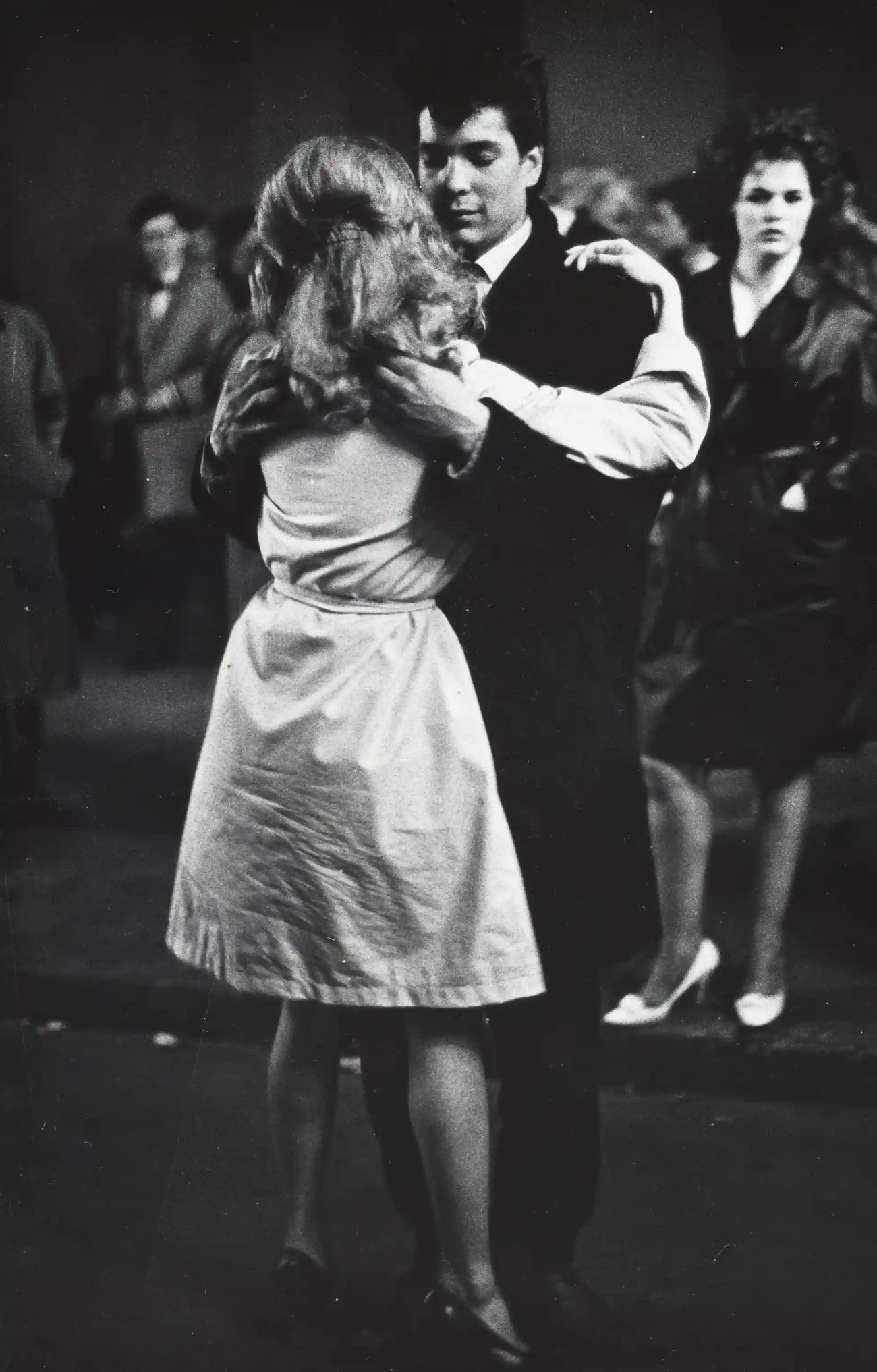 Dancing couple on the Zeedijk during the annual fair, Amsterdam, May 1961