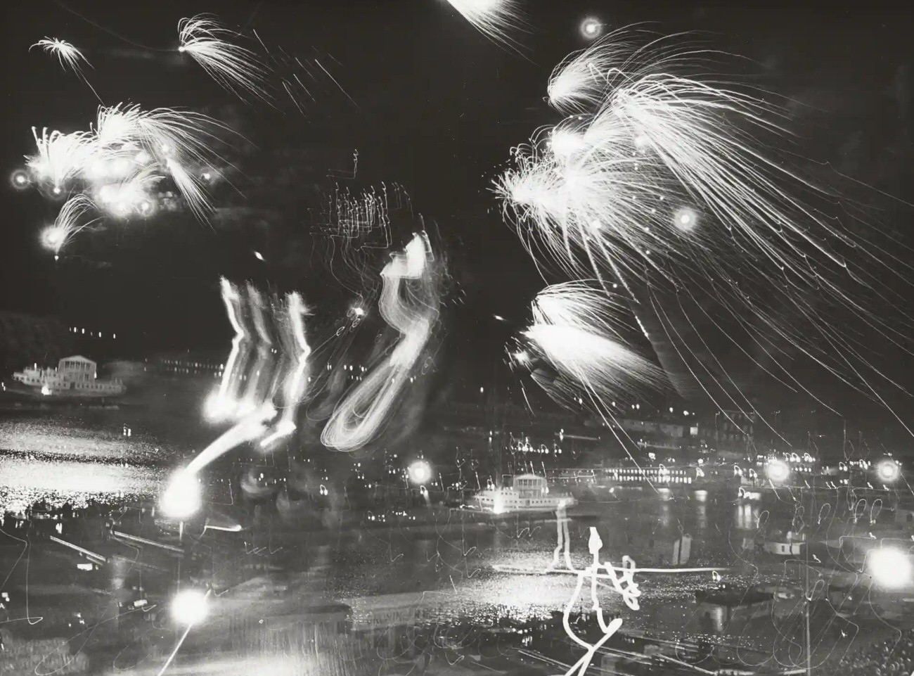 Fireworks display for Queen’s Day over the Oosterdok, Amsterdam, 30 April 1959