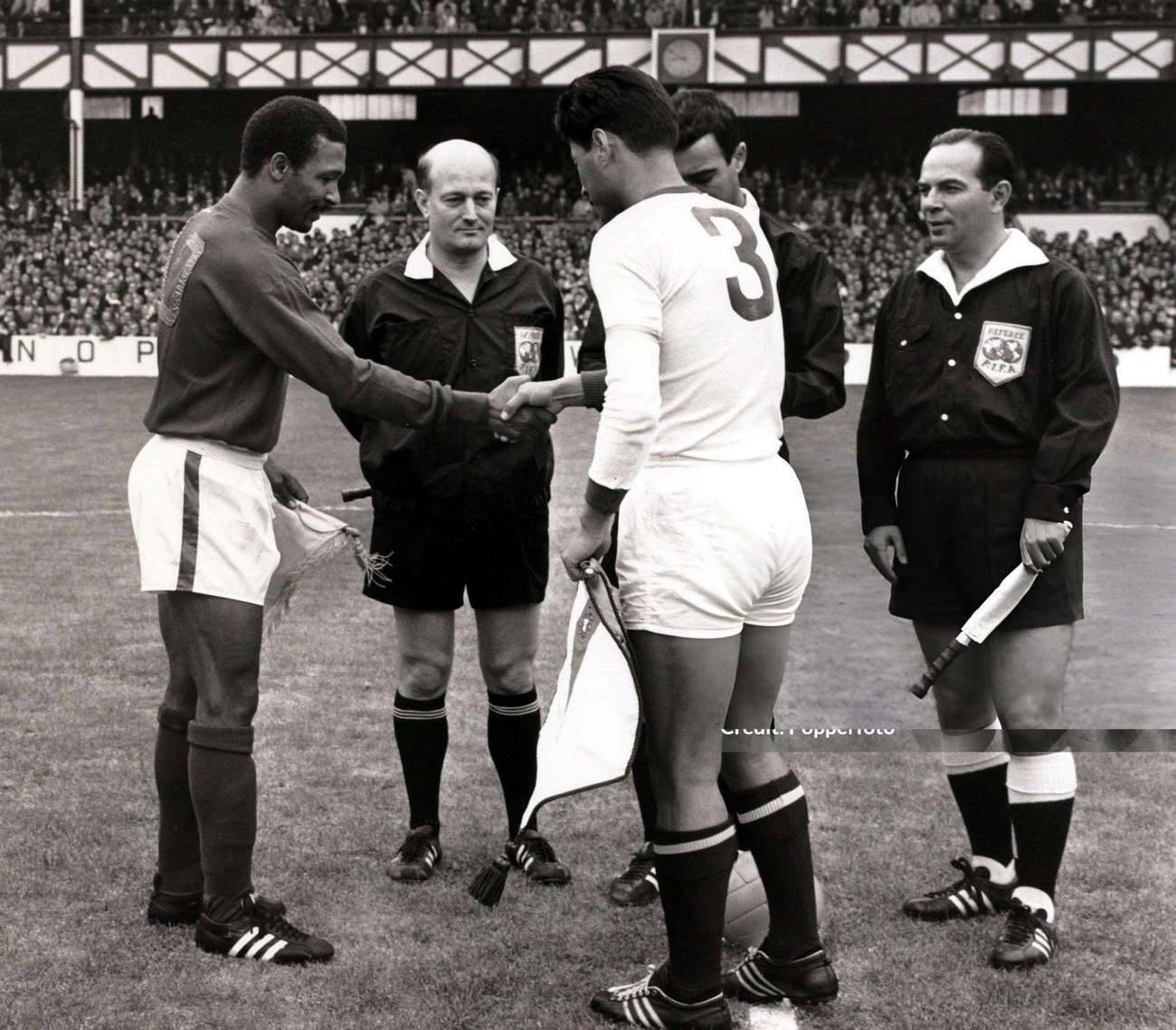 Mario Coluna greets the North Korean captain Pak Seung-Zin before the game, 1966.