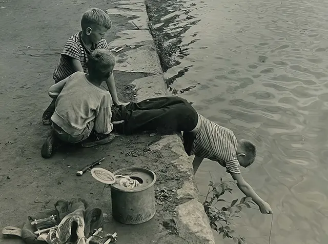 A fishing contest at the Jefferson Memorial, 1930s.