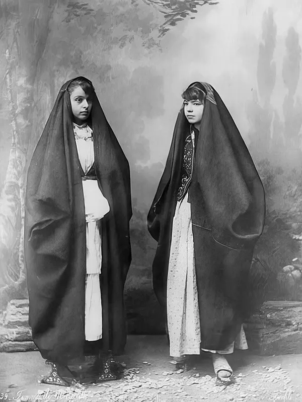 Two women posing in Palestine, 1910-1925.