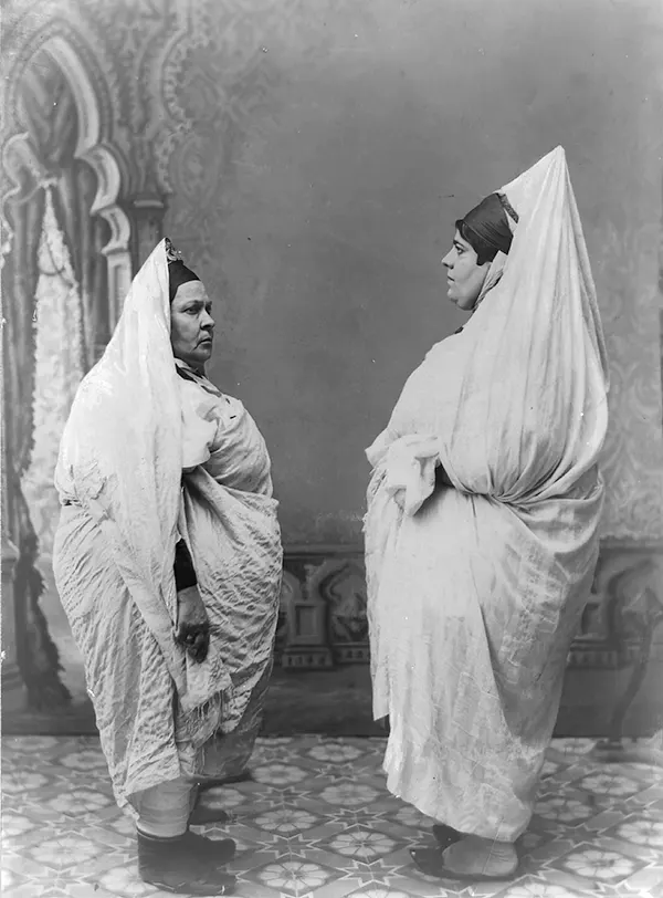 Two Jewish women face each other in Tunisia, 1900s