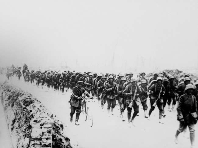 German troops advancing at the western front in 1918.