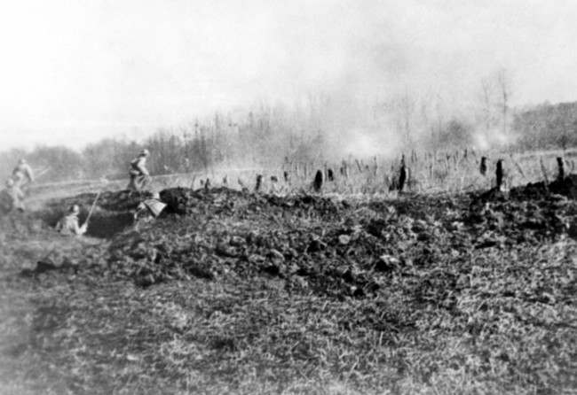 Cuirassiers on foot, advancing on the German front lines in Germany.