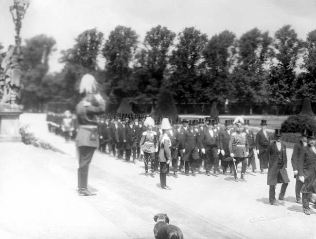 The Landstrum – The last reservists of the German Army are reviewed.