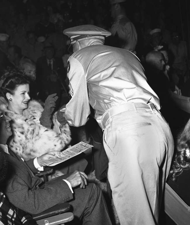 Jan Bennett, film star, proves herself something of a magician in conjuring up service men who want autographs at Orson Welles’ Mercury Wonder Show’ in Hollywood, Los Angeles, California on August 9, 1943.