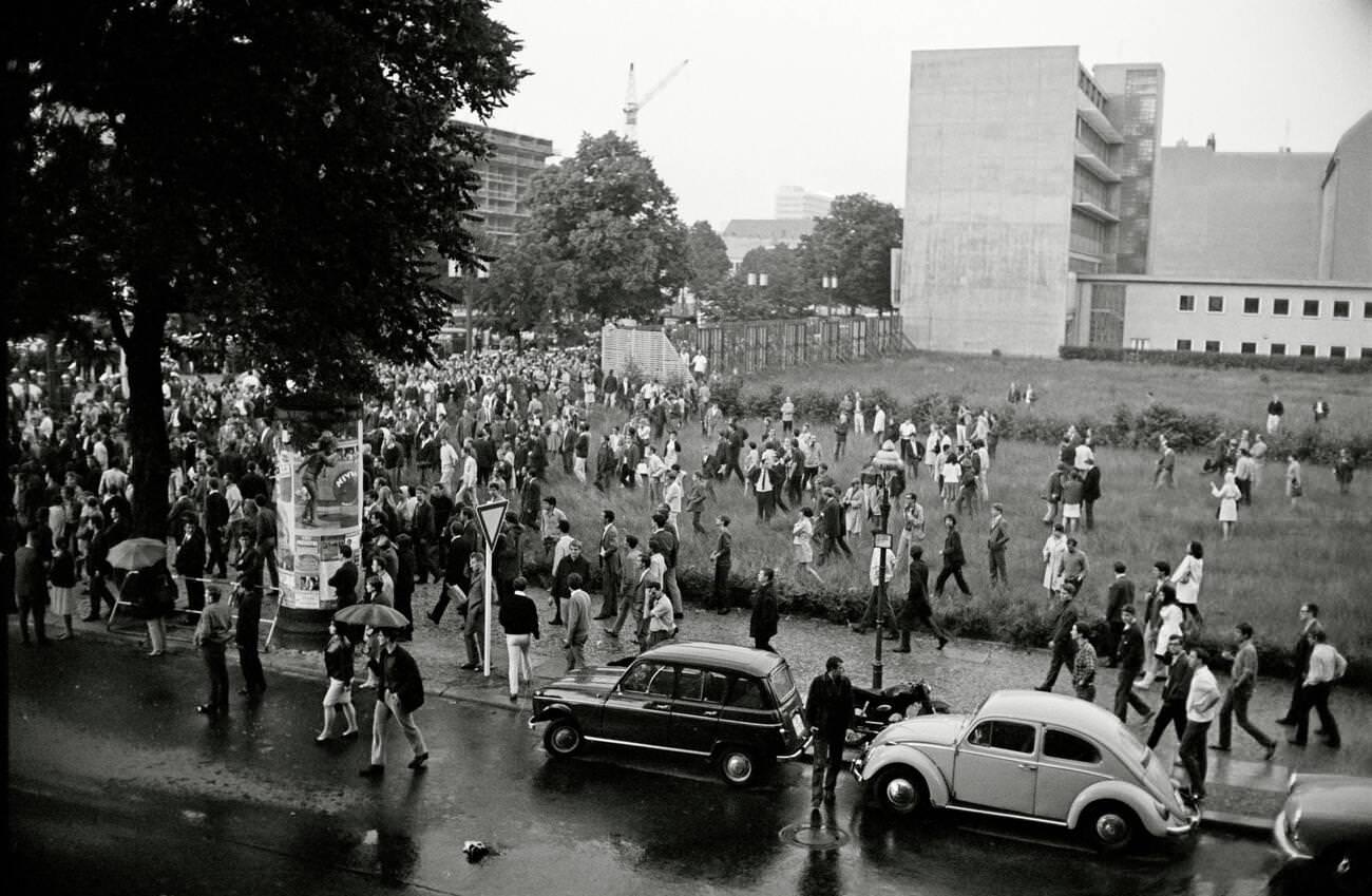 Protesters and spectators during the Shah of Iran's visit to the Deutsche Oper in Berlin, 1967.