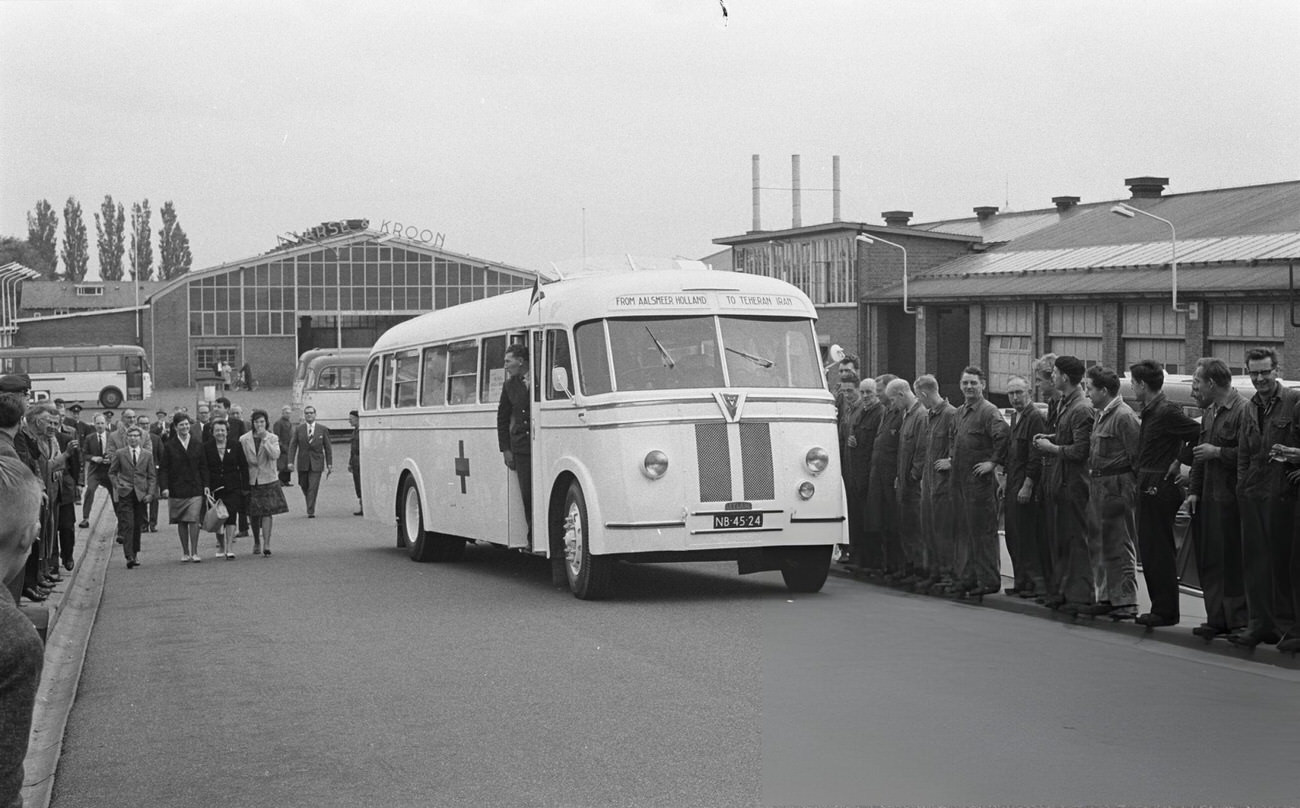 A bus from Maarse and Kroon departs from Aalsmeer for Persia as a gift for the affected area, 1962.