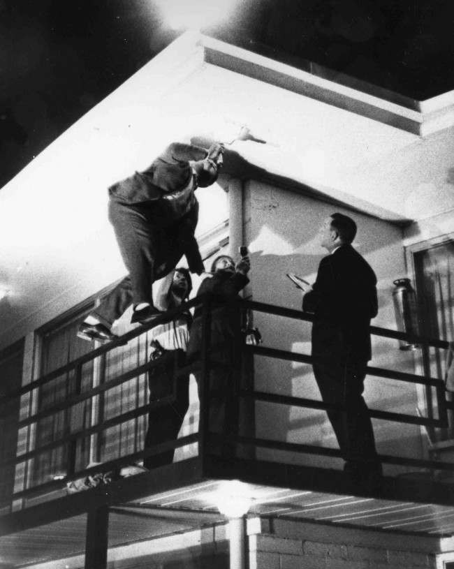 Memphis detectives search for clues at the Lorraine Motel in Memphis, Tennessee, 1968.