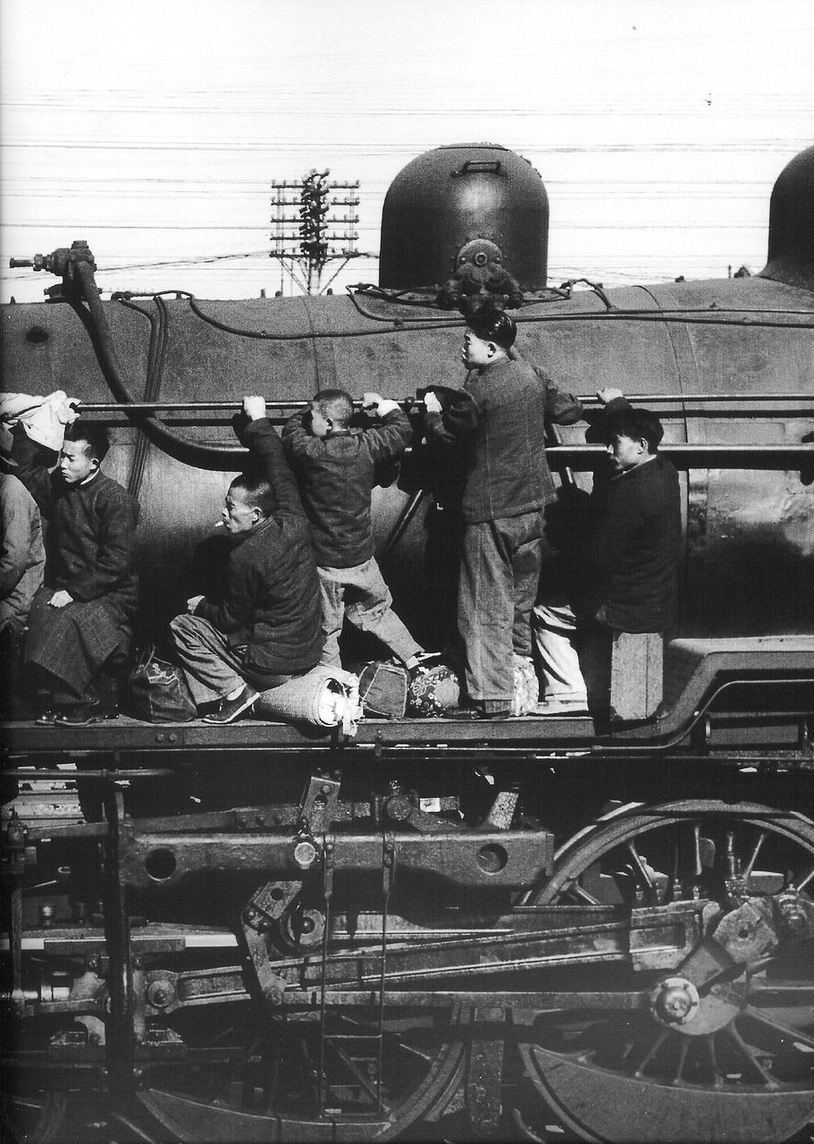 Rare Photos Capture the Last Days of Shanghai Before the Communist Revolution, 1947-1949