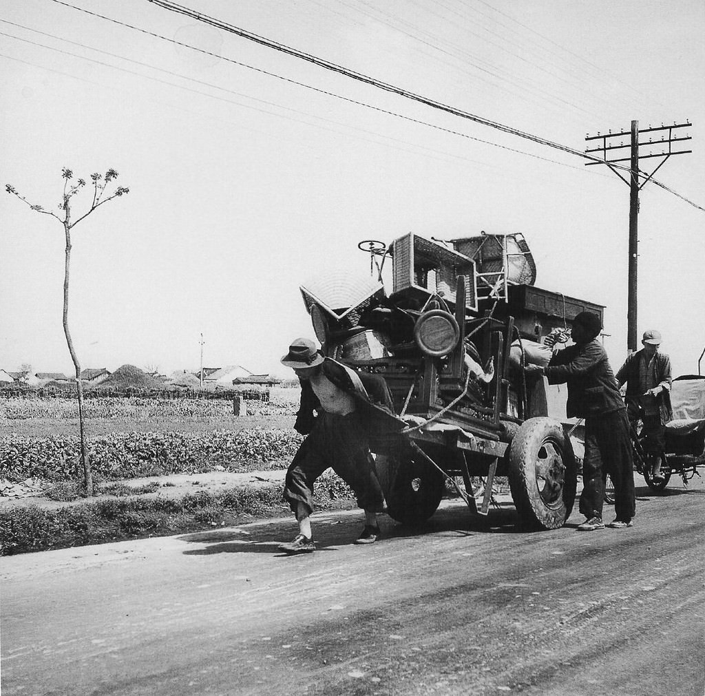 Rare Photos Capture the Last Days of Shanghai Before the Communist Revolution, 1947-1949