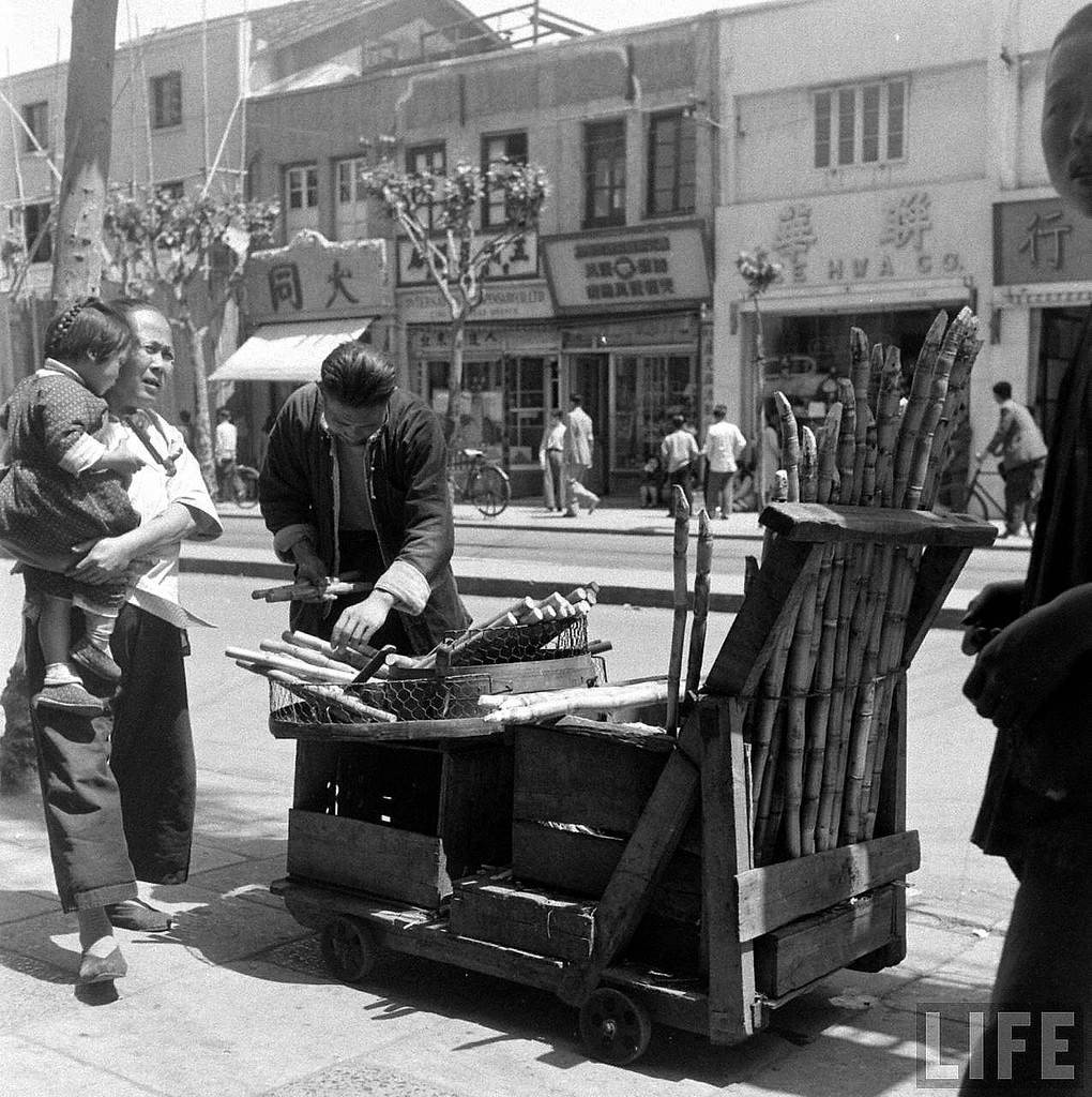 Rare Photos Capture the Last Days of Shanghai Before the Communist Revolution, 1947-1949