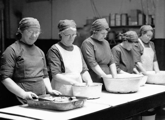 In order to fill the big demand for cooks in canteens and in other places, Britain is training men and women in school throughout the land.