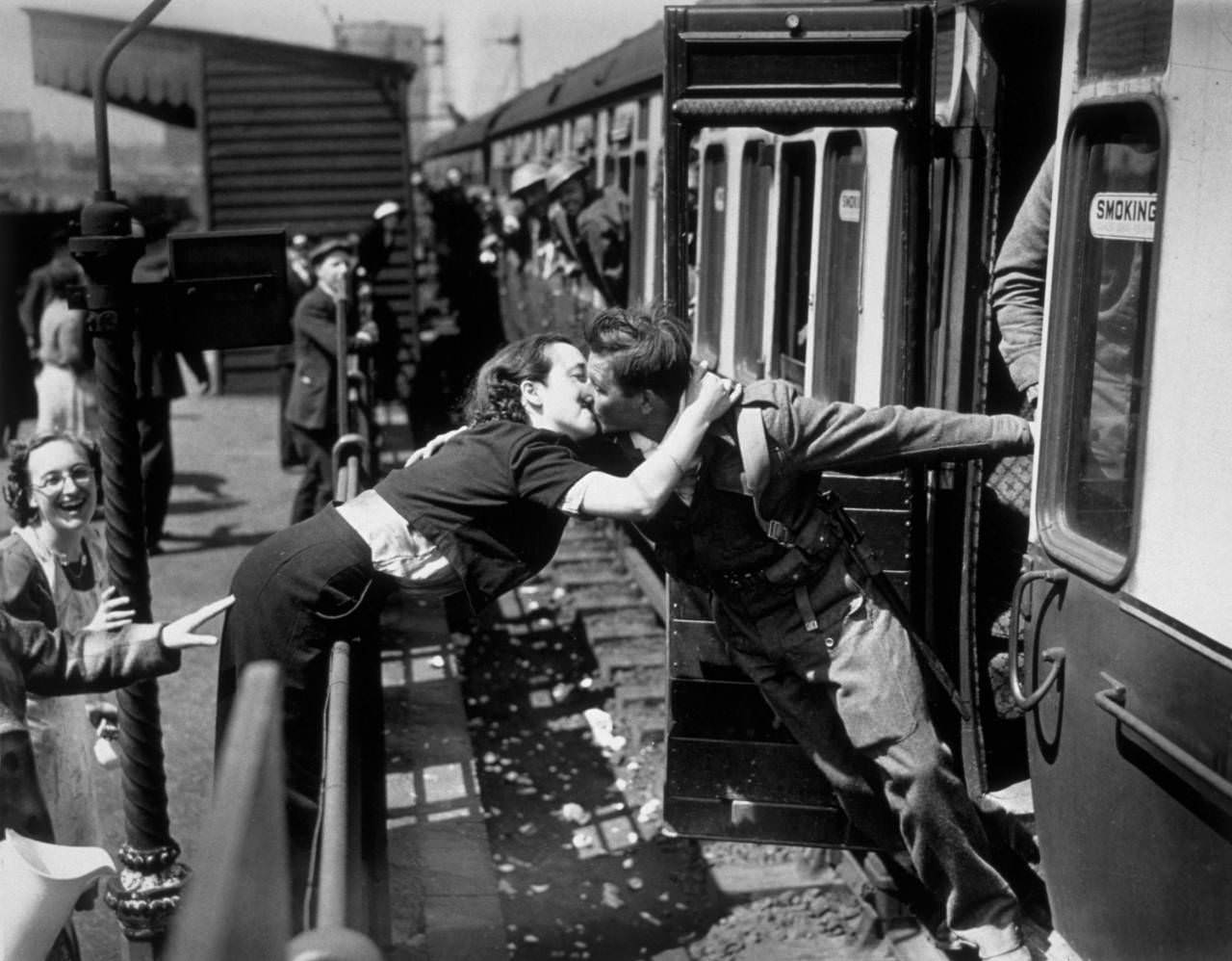 A soldier of the British Expeditionary Force, arriving back from Dunkirk, is greeted affectionately by his girlfriend, 1940.