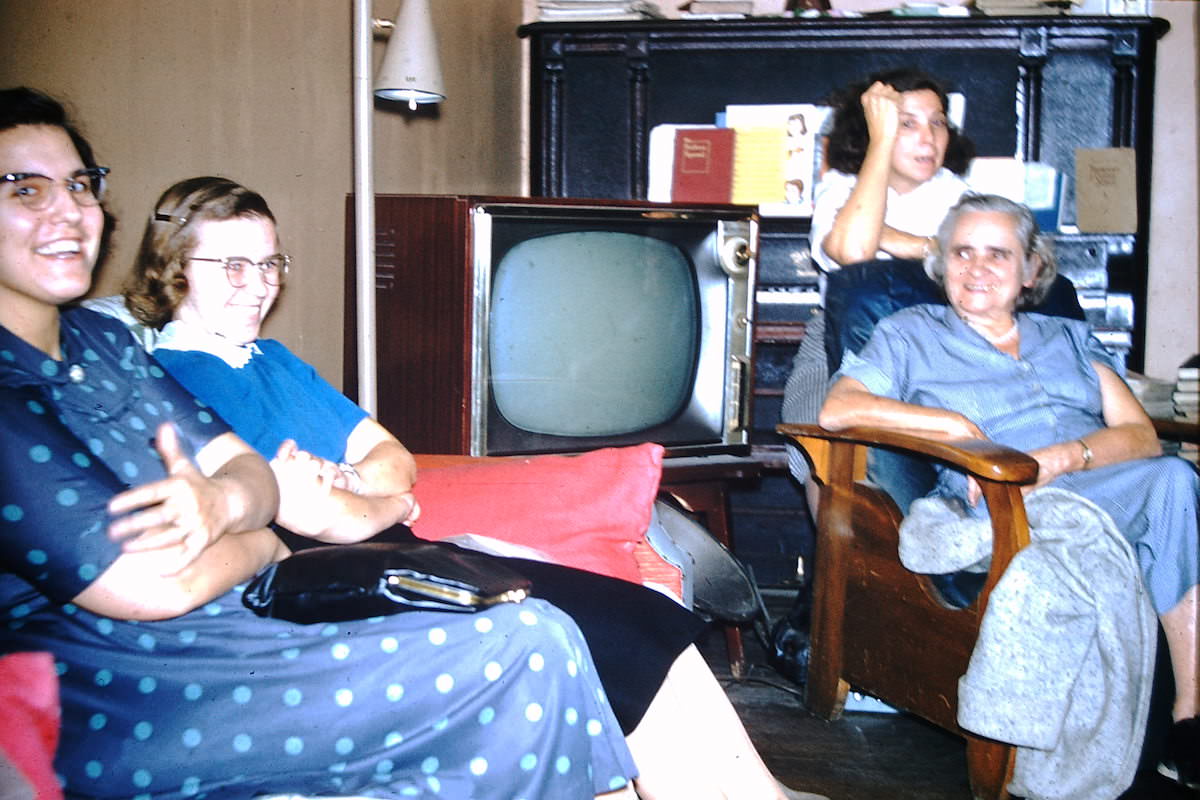 Stunning Found Photos of People and their Television Sets