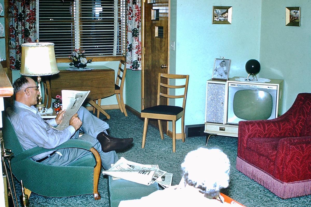 Stunning Found Photos of People and their Television Sets