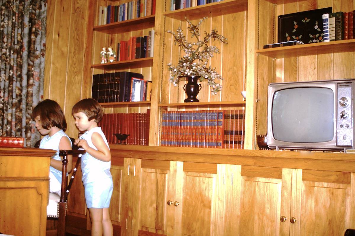 Stunning Found Photos of People and their Television Sets