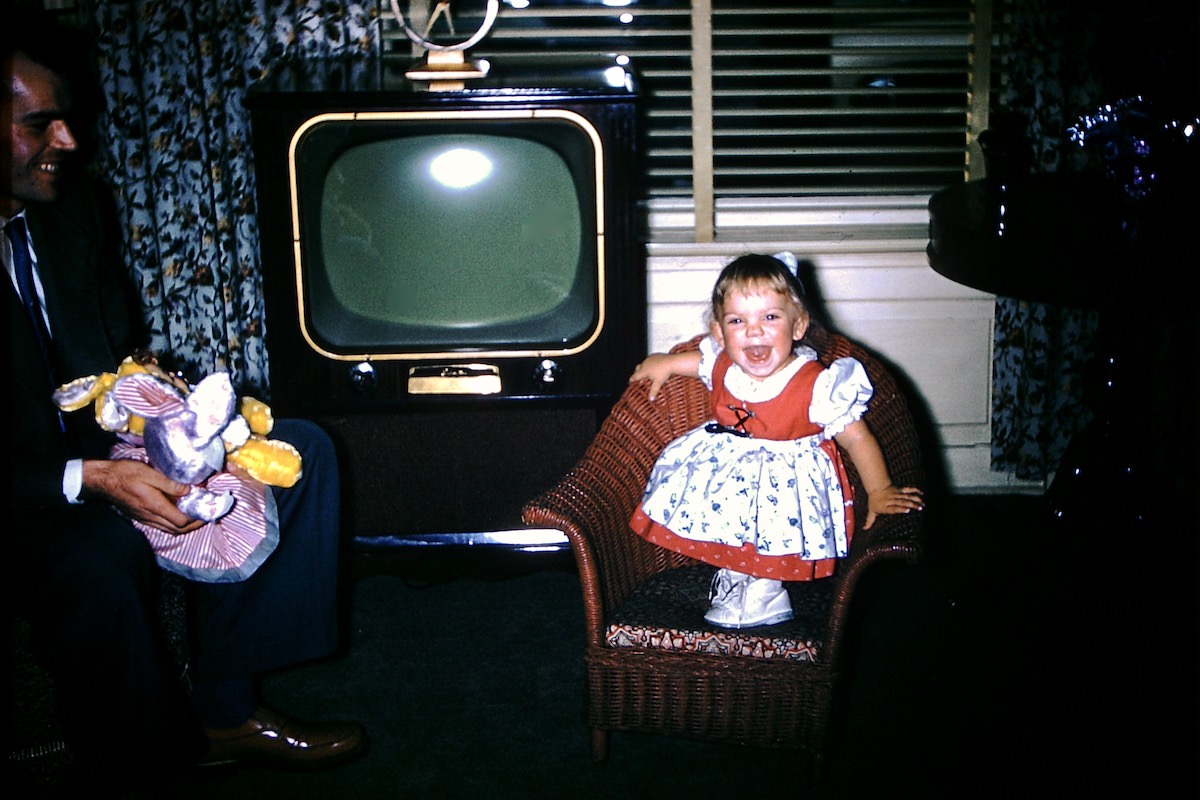 Stunning Found Photos of People and their Television Sets