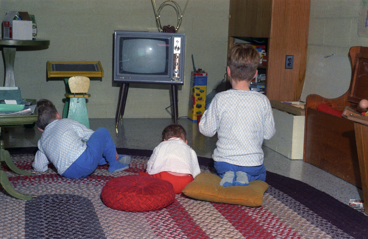 Stunning Found Photos of People and their Television Sets