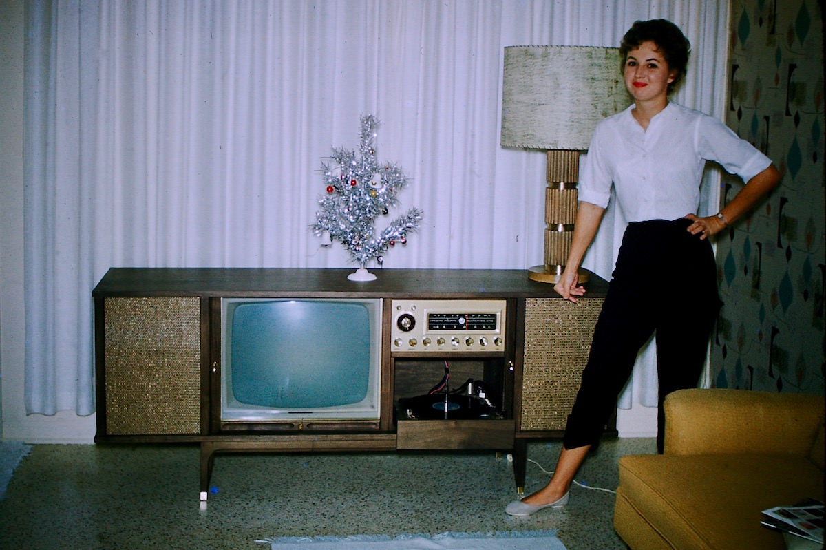 Stunning Found Photos of People and their Television Sets