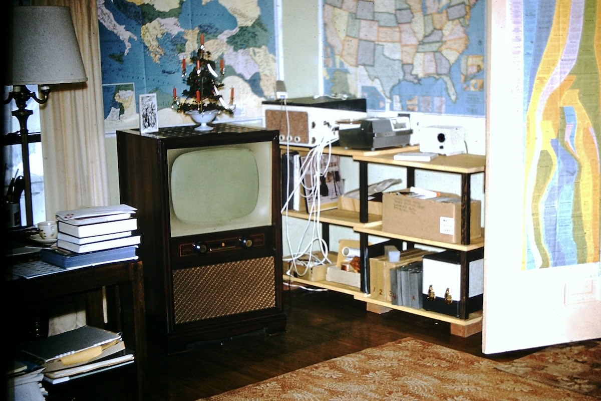 Stunning Found Photos of People and their Television Sets