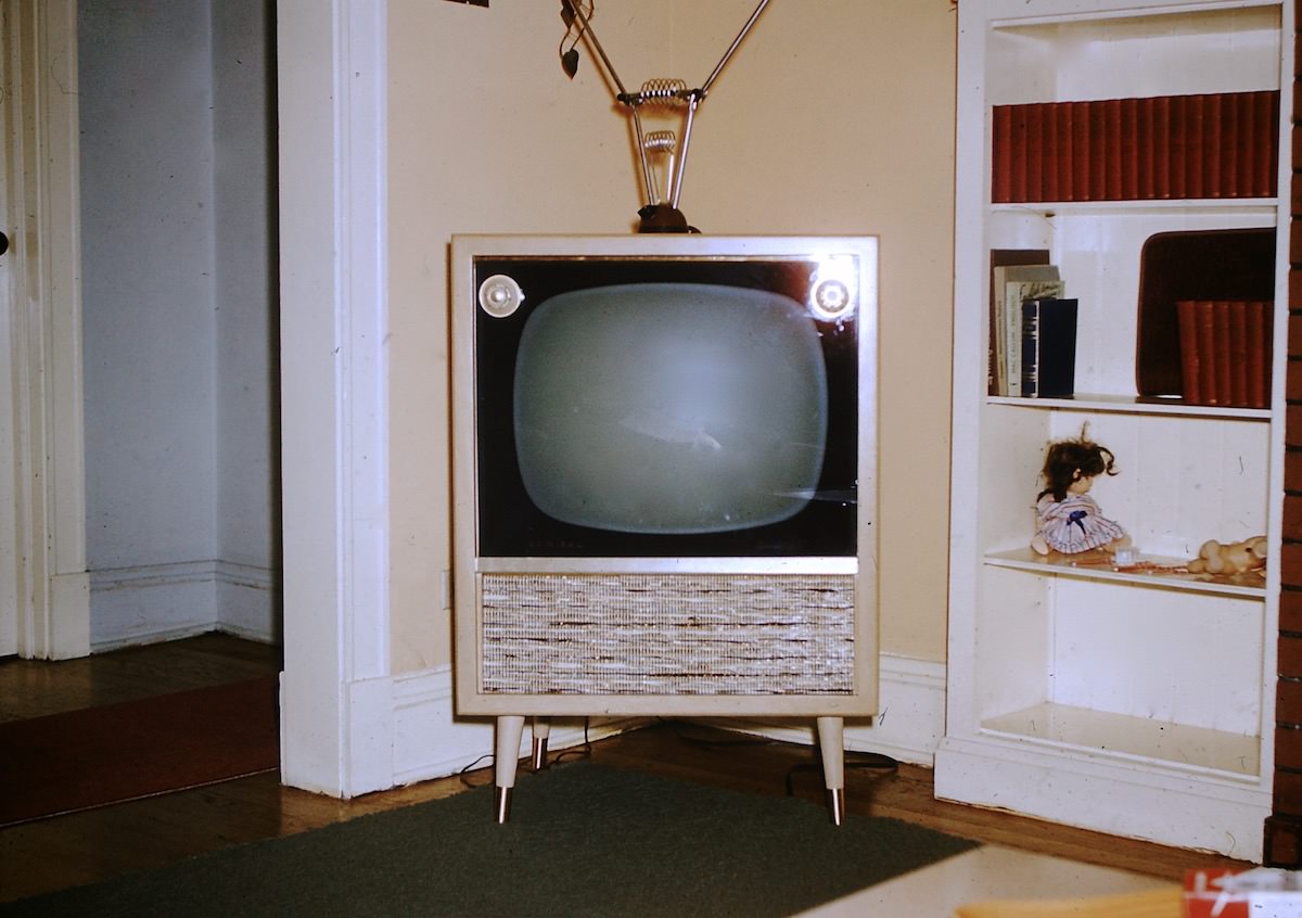 Stunning Found Photos of People and their Television Sets