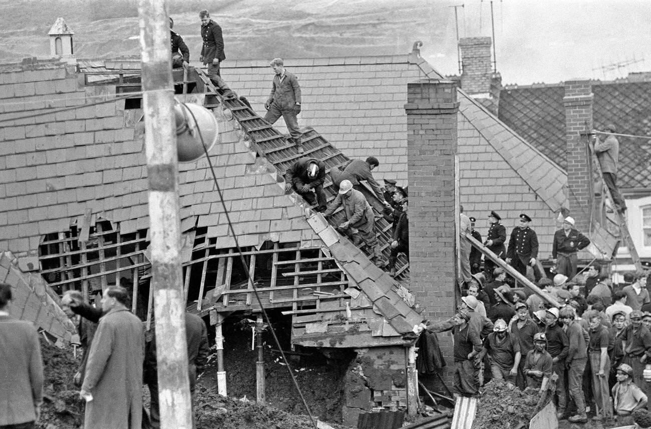 Miners, villages and emergency services on the roof of the Pantglas Junior School, hoping for signs of life below, 1966.