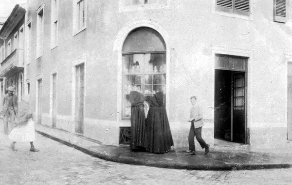 The Azorean Hood: Historical Photos of Portuguese Women in their Traditional Hooded Capes