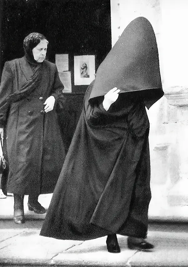 The Azorean Hood: Historical Photos of Portuguese Women in their Traditional Hooded Capes