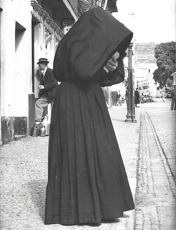 The Azorean Hood: Historical Photos of Portuguese Women in their Traditional Hooded Capes