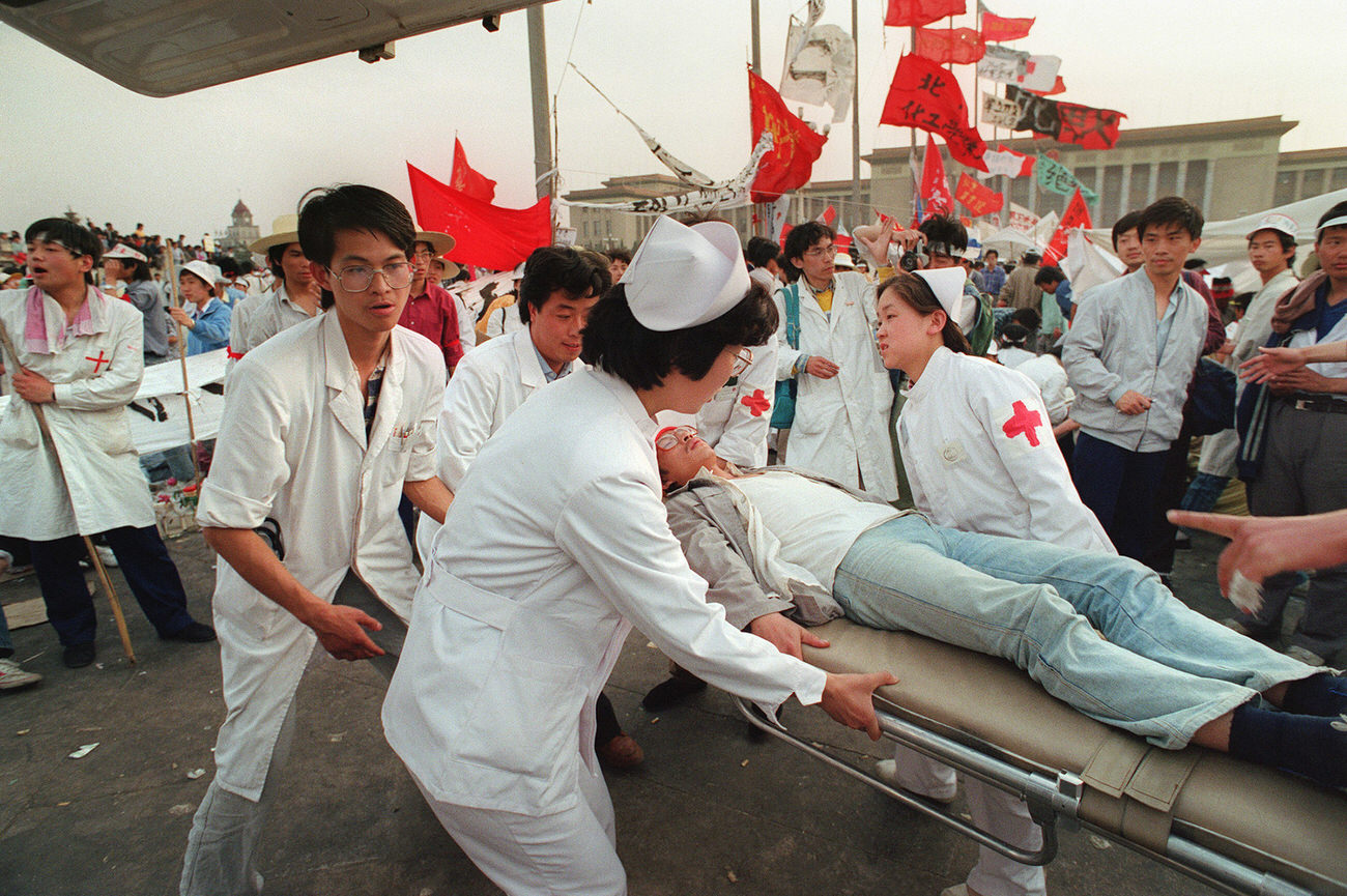 Paramedics evacuate an ailing hunger striker from Beijing University at Tiananmen Square, as students enter the fifth day of hunger strikes.