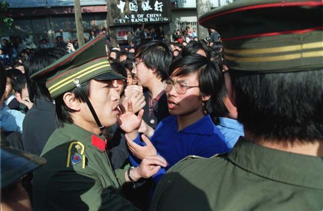 A Beijing University student leader argues with a policeman about the students’ right to march as they are told not to march when emerging from their campus. Students from more than forty universities march to Tiananmen Square in protest of the April 26 editorial in the Communist Party newspaper despite warnings of violent suppression.