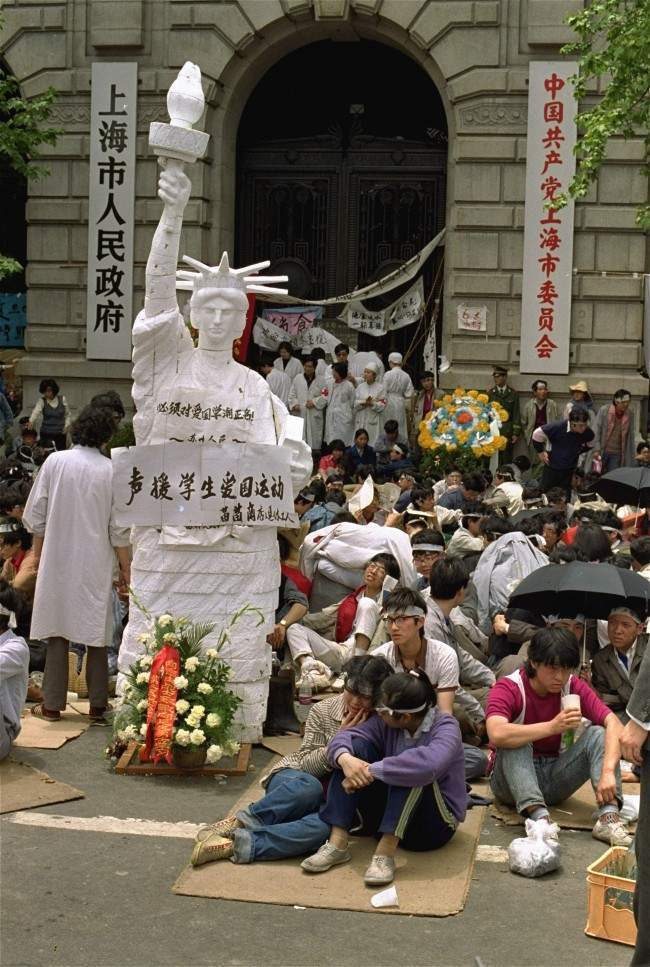 An effigy of the Statue of Liberty stands in front of the Shanghai city government offices as demonstrators rally for democratic reform May 20, 1989.