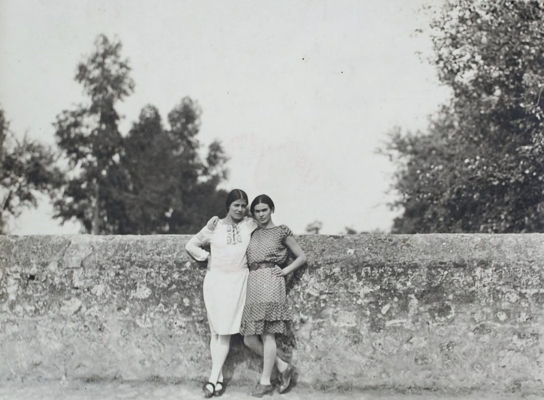 Tina Modotti and Frida Kahlo The relationship between the two women and their work is explored in Laura Mulvey’s 1983 short film, Tina Moddoti and Frida Kahlo, as well as depicted in the movie Frida, in which Modotti was played by American actress Ashley Judd