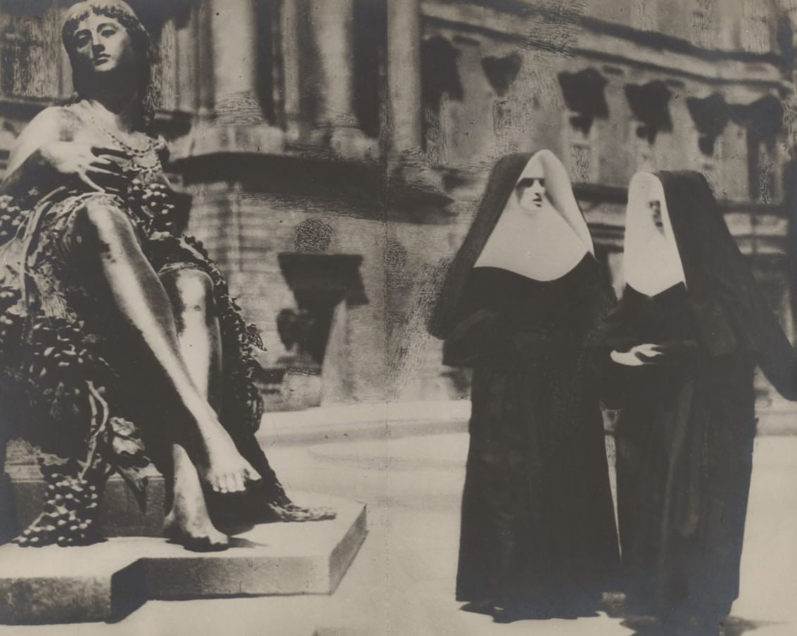 Street Scene, Berlin 1930 – photo Tina Modotti