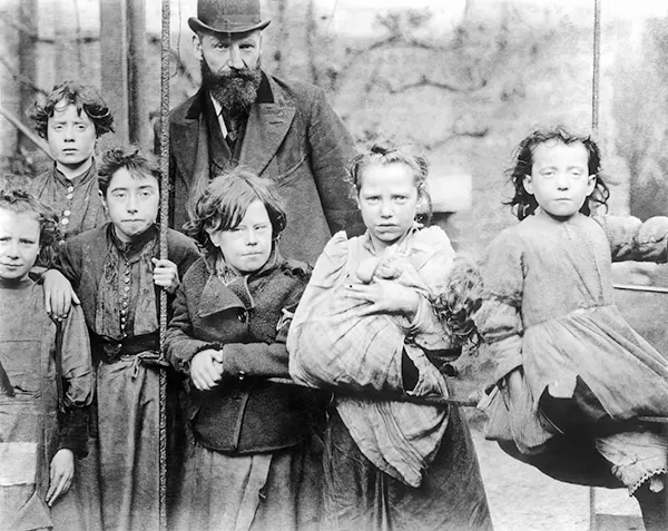 A family living in London’s slums, 1900s.