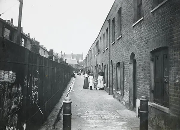 A photograph of the Bethnal Green slum on London’s East End. 1900s.