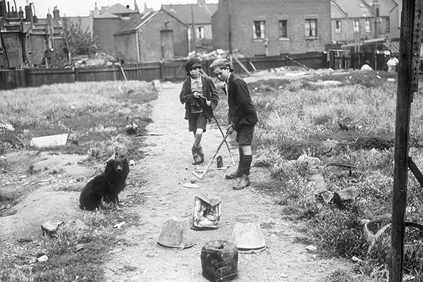 Youngsters who lived in London’s slums create a golf course out of buckets.