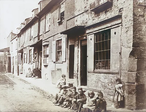 A circa 1860 photograph shows children on New Street in Vauxhall.