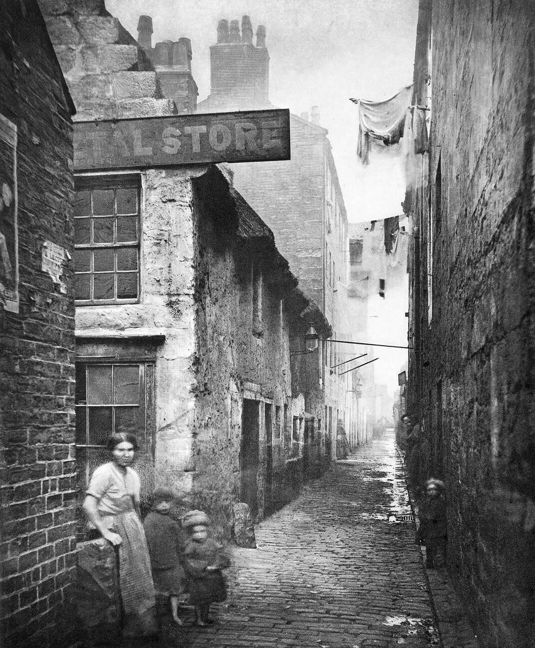 Victorian slums. Working class housing in Glasgow, 1871