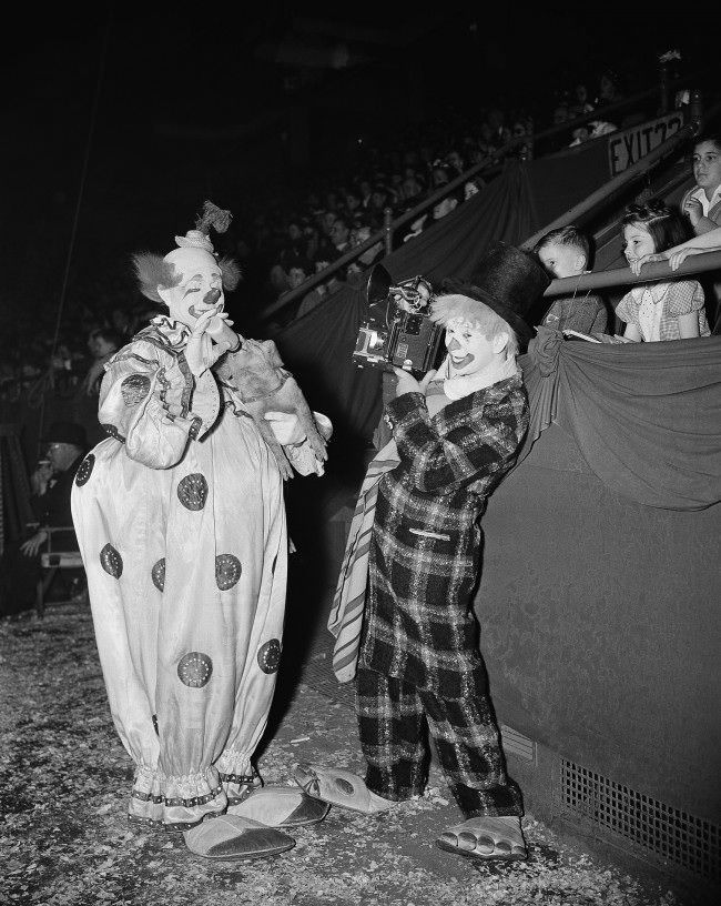 Bizarre vintage photos of Clowns that Look Like They’re Serial Killers and Perverts