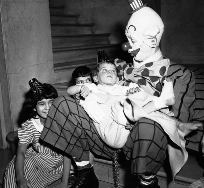 Bizarre vintage photos of Clowns that Look Like They’re Serial Killers and Perverts