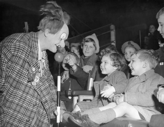 Bizarre vintage photos of Clowns that Look Like They’re Serial Killers and Perverts