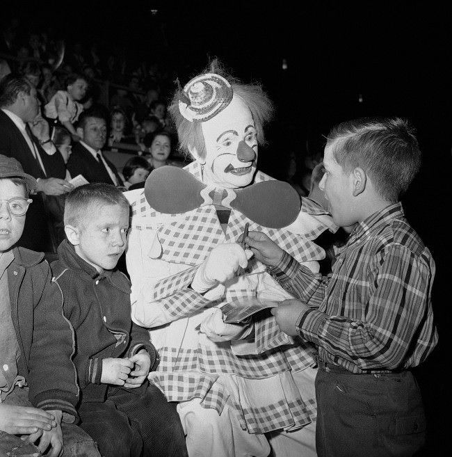 Bizarre vintage photos of Clowns that Look Like They’re Serial Killers and Perverts