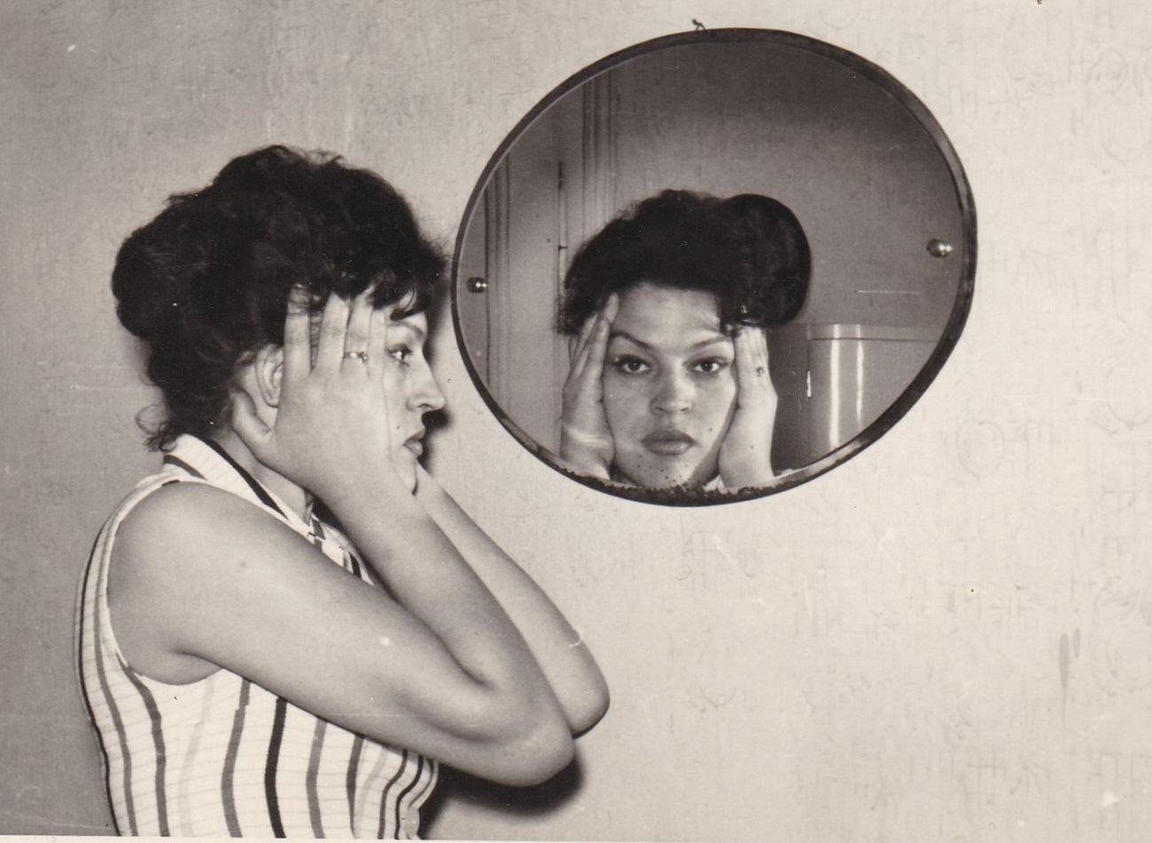 Reflections of Beauty: Stunning Vintage Photos of Women in Mirrors