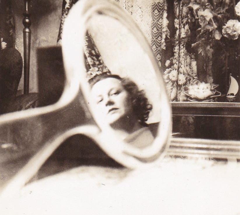 Reflections of Beauty: Stunning Vintage Photos of Women in Mirrors