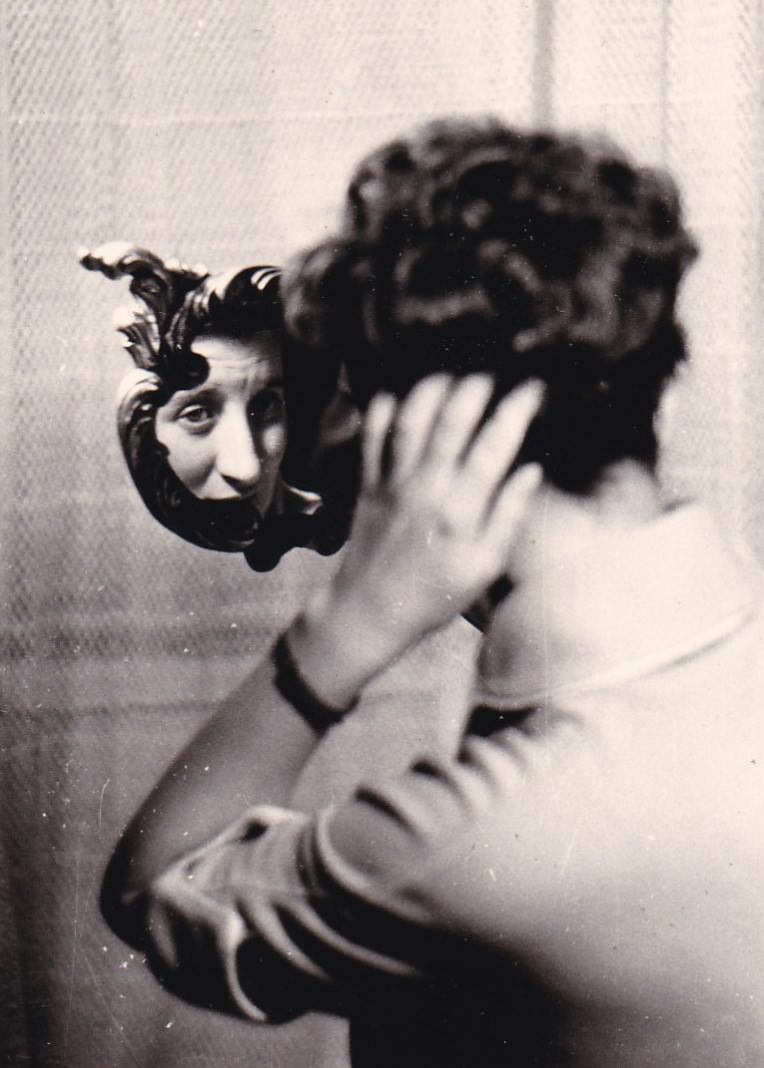 Reflections of Beauty: Stunning Vintage Photos of Women in Mirrors