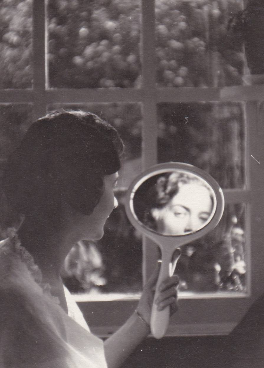 Reflections of Beauty: Stunning Vintage Photos of Women in Mirrors