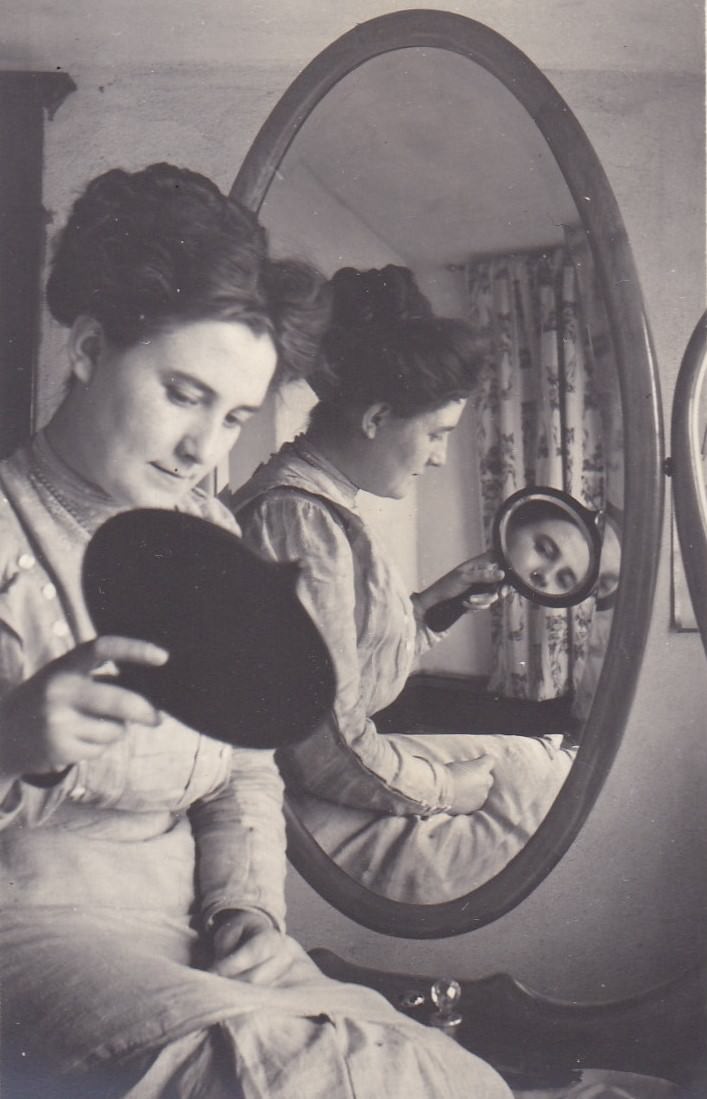 Reflections of Beauty: Stunning Vintage Photos of Women in Mirrors