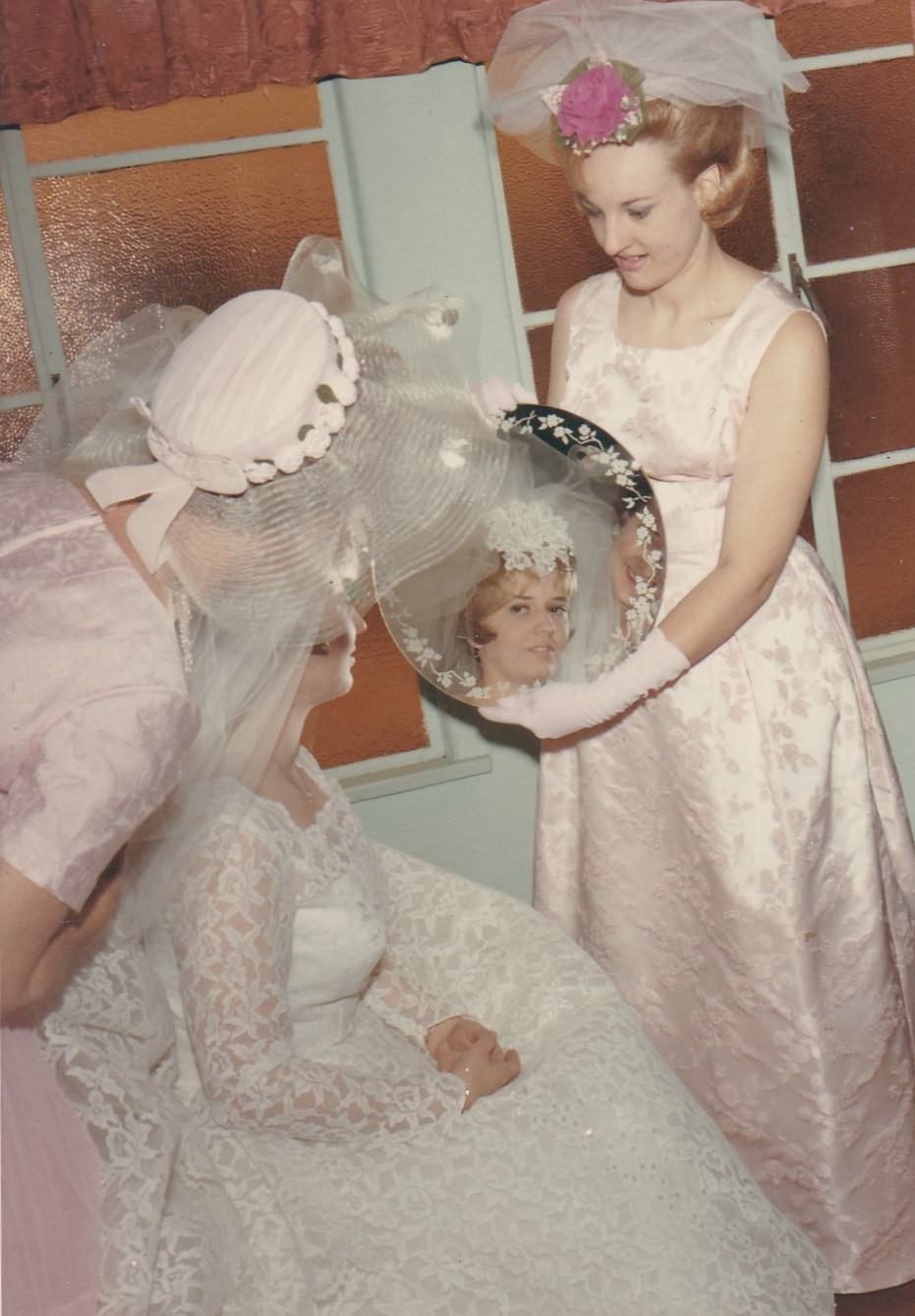 Reflections of Beauty: Stunning Vintage Photos of Women in Mirrors